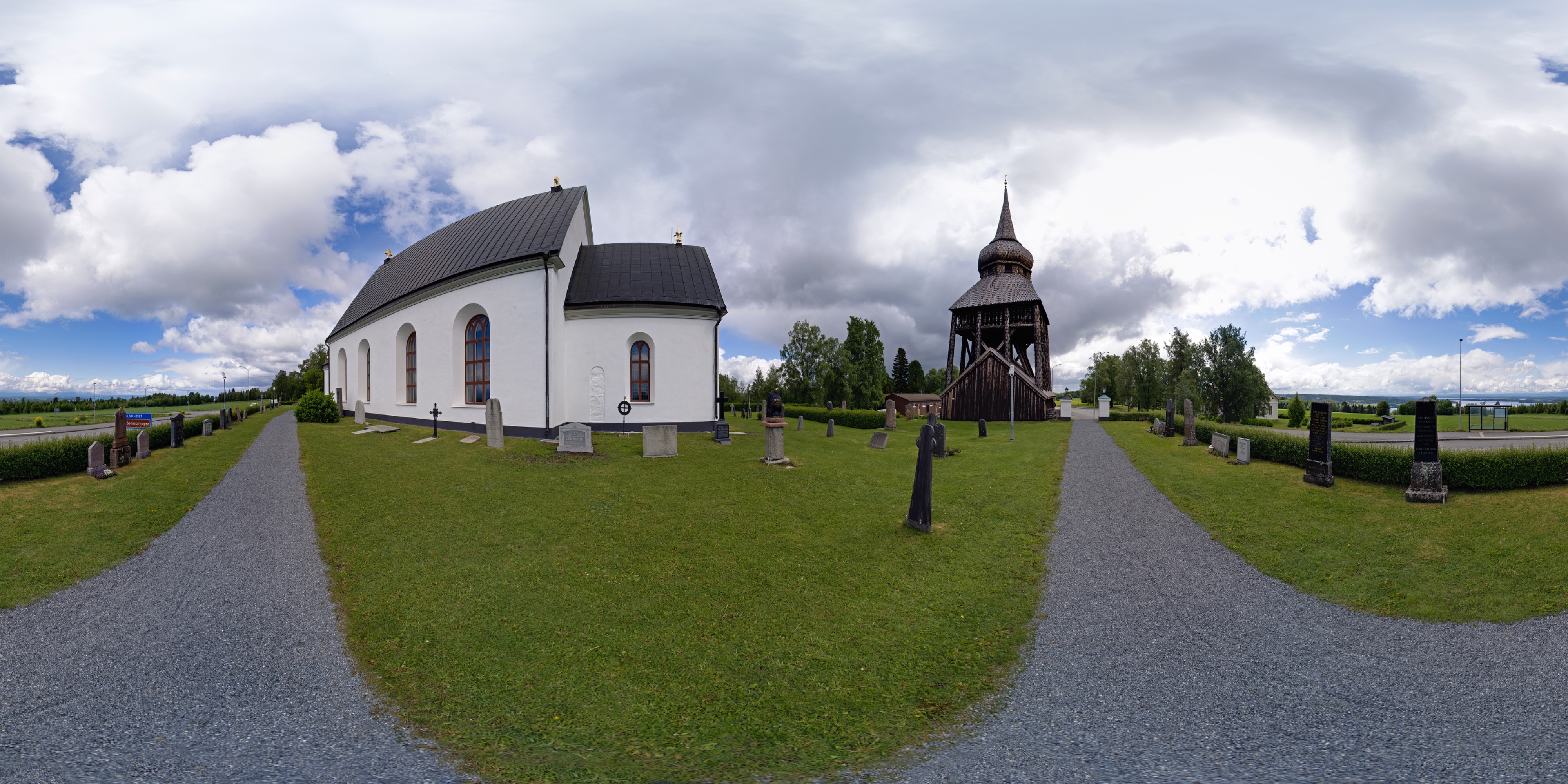 Kirche mit altem ...